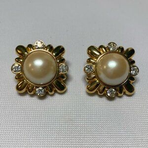 Vintage  Monet faux pearl clip on earrings / 051424/ER0020